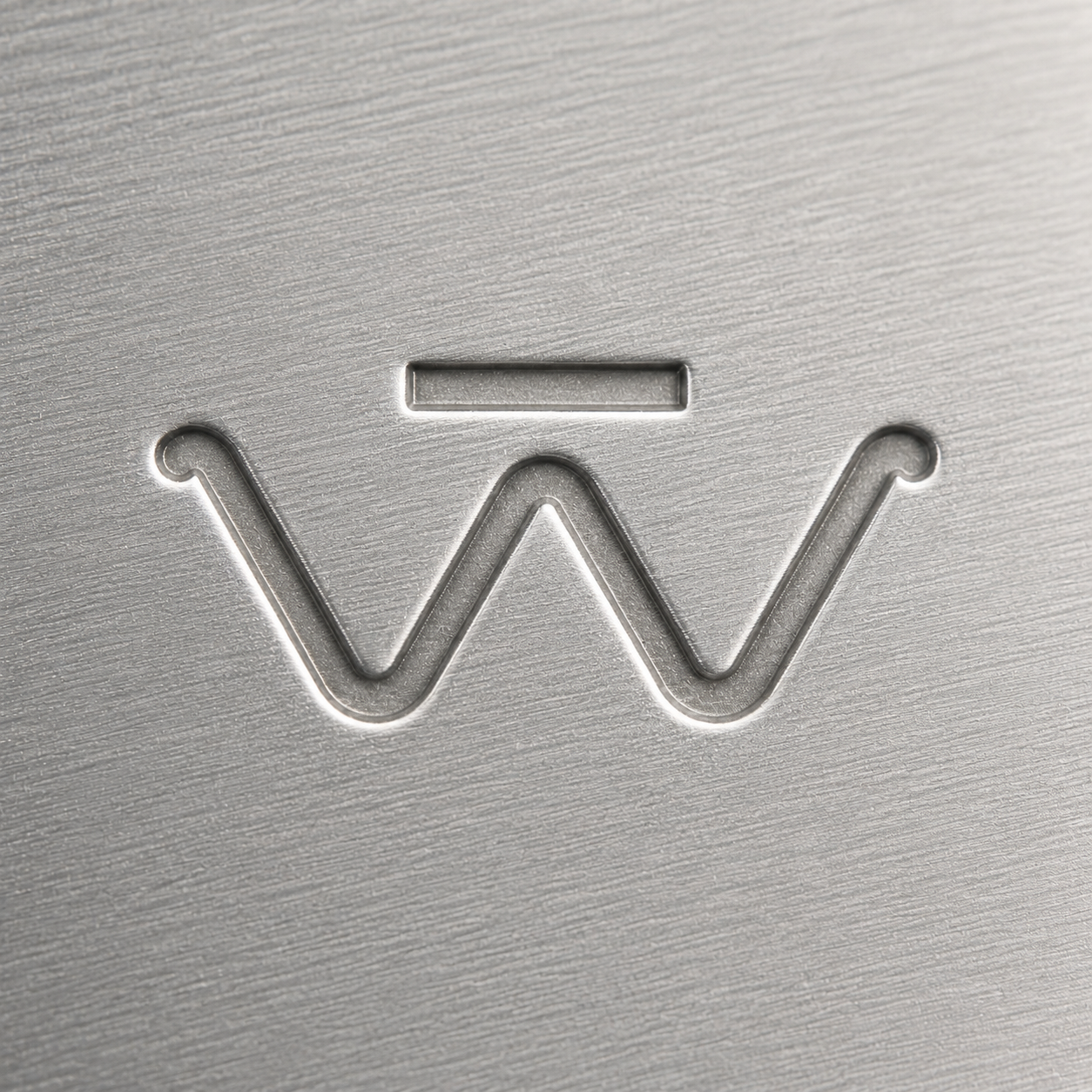 W de KOSWEN grabada en aluminio cepillado